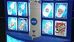Une machine distributrice d'eau et de boissons gazeuses dans une �cole secondaire d'Ottawa.