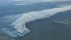 Un feu près de la route Dempster