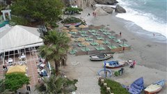 La plage de la ville de Nerja, en Espagne