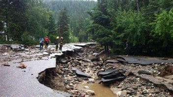 Plusieurs sections de cette route de Swansea Point, près de Sicamous, ont été endommagées le 24 juin 2012.