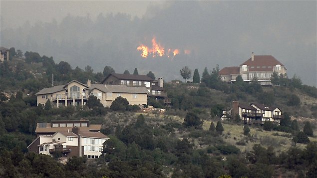 Un feu de forêt fait rage près de Colorado Springs, au Colorado.