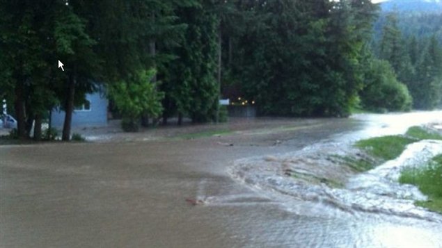 La route Worden à Sicamous recouverte d'eau le 24 juin 2012.