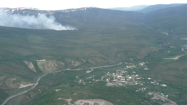 L'incendie qui brûle à 1, 5 km de la ville de Keno au Yukon.