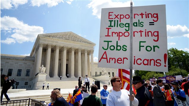 Un homme appuyant la loi de l'Arizona sur l'immigration clandestine faisait passer son message devant la Cour suprême, à Washington.