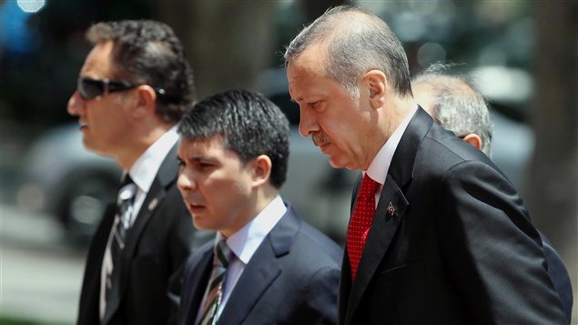 Le premier ministre turc, Recep Tayyip Erdogan (à droite), tenait une réunion lundi à Ankara au sujet de l'incident aérien de vendredi. 