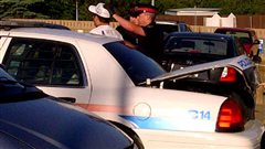 Un homme est arrêté par la police d'Edmonton, dans le quartier Royal Gardens