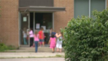 Des enfants entrent à l'école Elizabeth Simcoe.