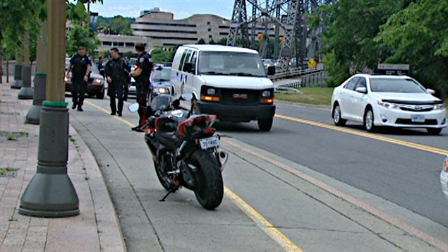 Un motocycliste qui roulait à vive allure a percuté une fourgonnette, à la sortie du pont Alexandra.