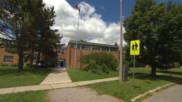 Façade de l'école Elizabeth Simcoe du Conseil scolaire public anglais de Toronto (TDSB).