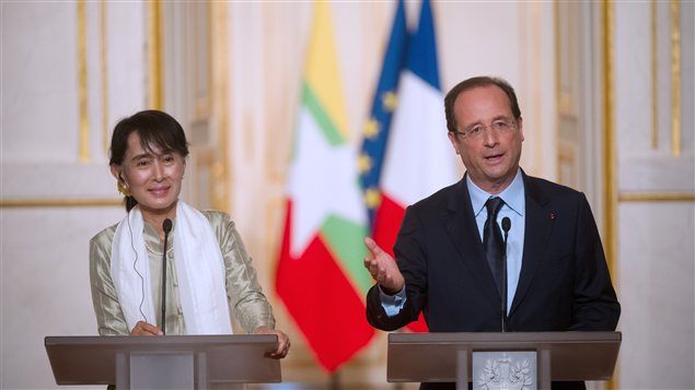 L'opposante birmane Aung San Suu Kyi et le président français François Hollande lors de la conférence de presse qui a suivi leur entretien, le 26 juin 2012