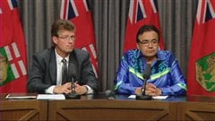 Le ministre de la Justice du Manitoba, Andrew Swan (gauche) et son homologue des Affaires autochtones et du Nord, Eric Robinson.