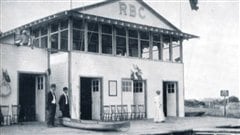 L'édifice qui abritait le Regina Boat Club avant la tornade du 30 juin 1912.