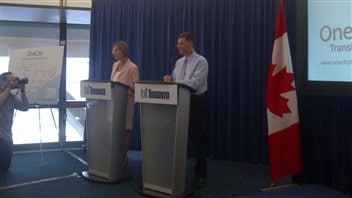 La présidente de la CTT, Karen Stintz, présente son plan à l'hôtel de ville de Toronto en compagnie du conseiller municipal Glenn De Baeremaeker.