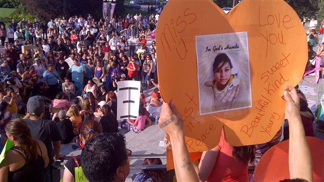 Veillée devant le palais législatif du Manitoba, en mémoire des femmes autochtones disparues ou tuées dans la province