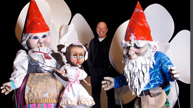 Richard Blackburn, entour� des marionnettes g�antes de �La proph�tie des mouffettes� 