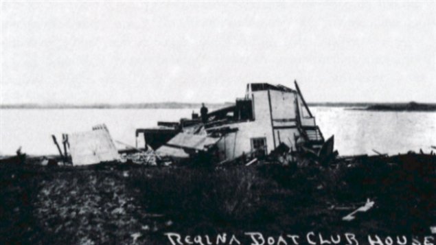 Le bâtiment abritant le Regina Boat Club au bord du lac Wascana, après le passage de la tornade de 1912.