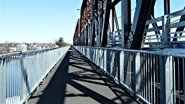 Une piste cyclable a été aménagée sur le pont noir qui enjambe la rivière Gatineau, entre les secteurs de Hull et de Gatineau (archives).