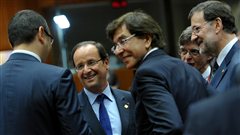Le président français François Hollande s'entretient avec le premier ministre belge, Elio Di Rupo et le premier ministre espagnol, Mariano Rajoy, à l'ouverture du sommet européen à Bruxelles, jeudi.