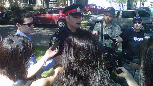 Jason Michalyshen de la police de Winnipeg explique aux médias pourquoi ses équipes effectuent des recherches jeudi dans certains secteurs de la ville.