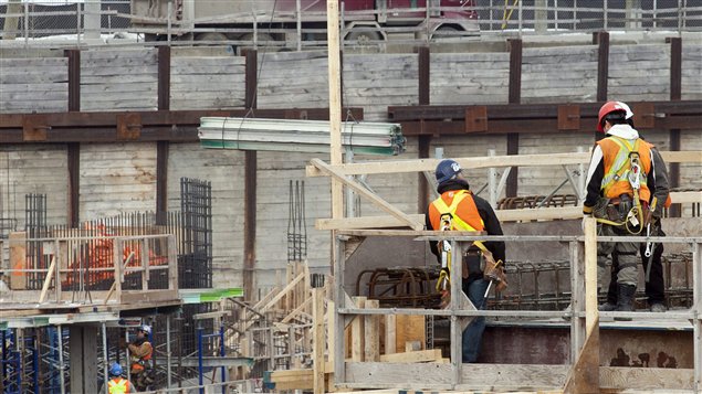Des travailleurs sur un chantier de construction à Montréal (archives)