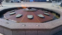 La Flamme du centenaire sur la colline du Parlement à Ottawa