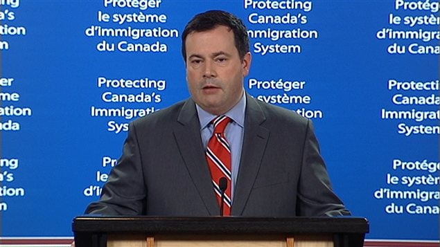 Le ministre de l'immigration, Jason Kenney, en conférence de presse le 29 juin 2012