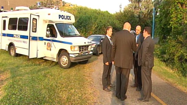 Des policiers tentent de recueillir de l'information sur une agression survenue dans le parc Marie-Victorin à Longueuil.
