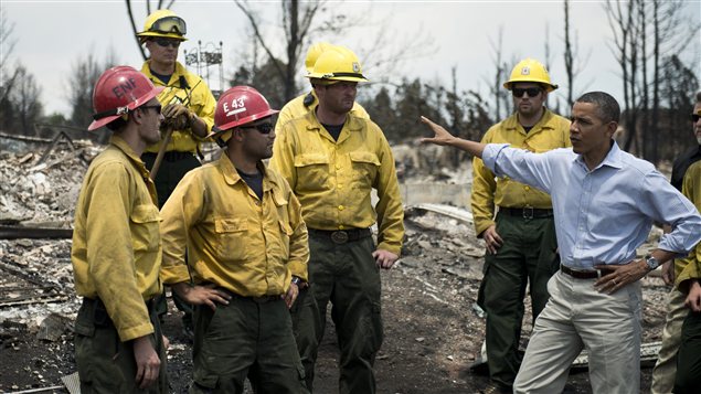 Barack Obama s'entretient avec des pompiers du Colorado.