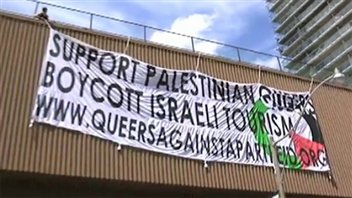 En 2011, le groupe a déployé une grande bannière le long du parcours du défilé de la fierté gaie.