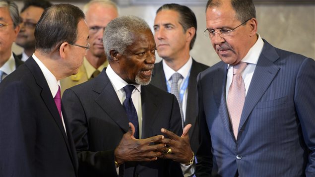 Kofi Annan (centre) s'entretient avec Sergei Lavrov, ministre russe des Affaires étrangères (droite) à Genève, le 29 juin 2012