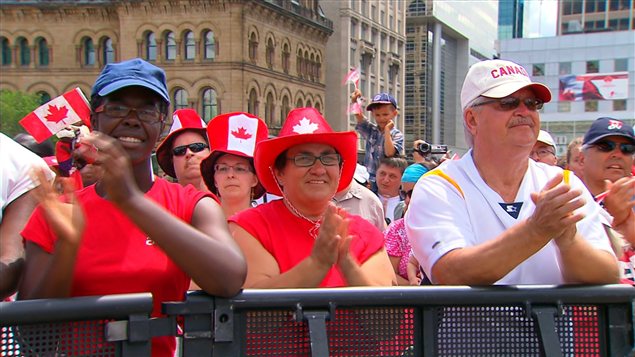 Des Canadiens fêtent sur la colline du Parlement