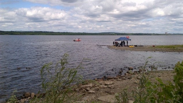Les plongeurs de la police recherchent le corps de deux jeunes hommes dans la rivière des Outaouais.