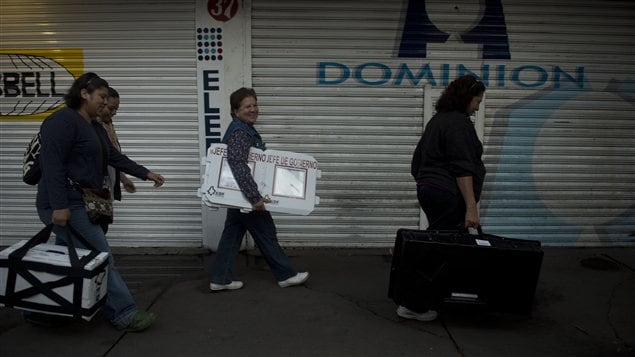 Des femmes mexicaines transportent le matériel utilisé pour l'élection présidentielle, le 1er juillet 2012