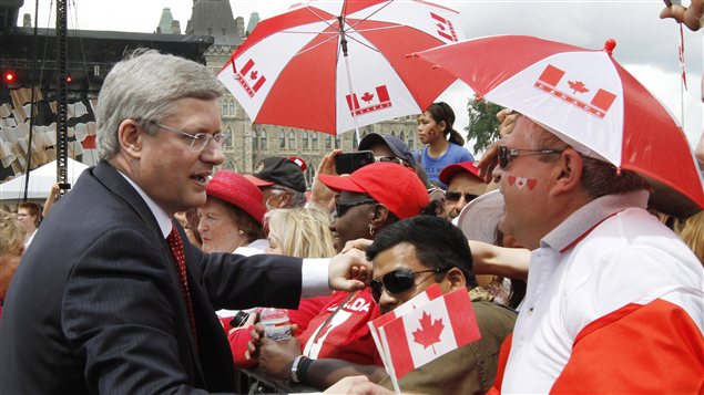 Le premier ministre Stephen Harper serre des mains sur la colline du parlement.