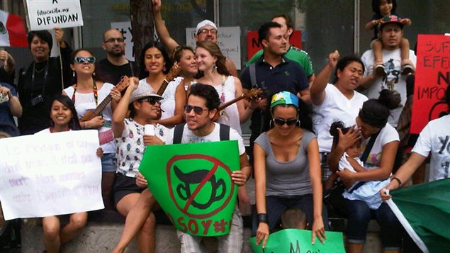 Des membres de la communauté mexicaine de Montréal manifestent devant le consulat mexicain, lundi.