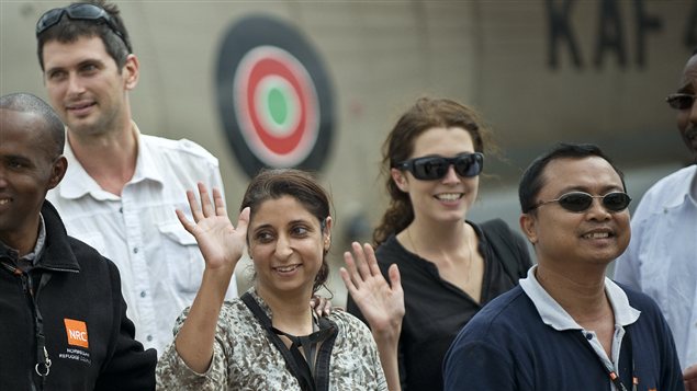 Les quatre travailleurs humanitaires libérés : Steven Dennis, Qurat-Ul-Ain Sadazai , Astrid Sehl et Glenn Costes, à l'aéroport de Nairobi.
