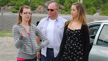 De gauche à droite: Marta Kirkimaki, cliente; Reg Fitchett, moniteur d'auto-école et Kristen Derks, cliente