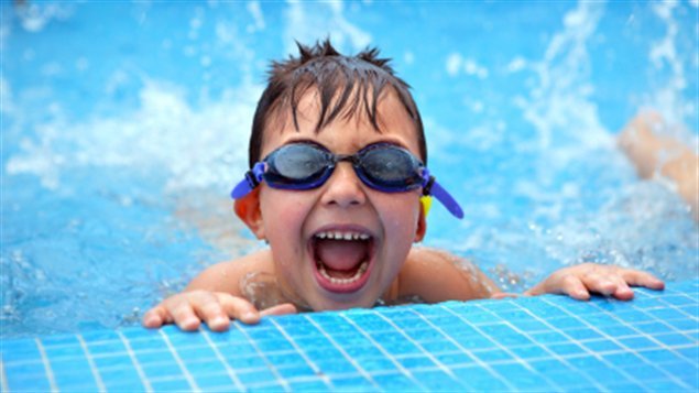 Un enfant dans une piscine