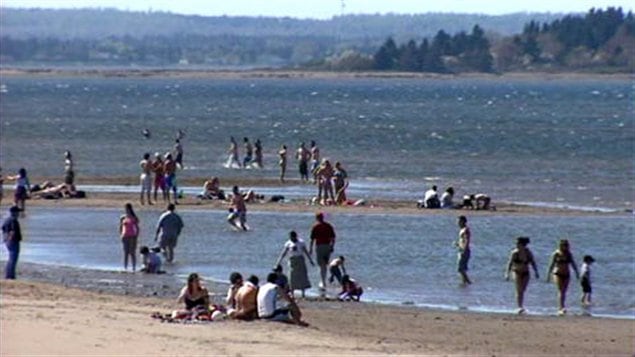 Des touristes à la plage, au Nouveau-Brunswick (archives)