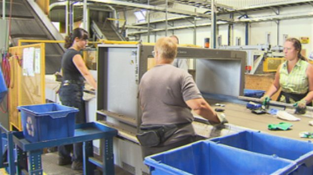 Tous les contenants multicouches sont recyclables et le Conseil entend faire progresser les solutions durables pour la gestion de ces cartons en fin de vie dans les centres comme cette usine de recyclage de contenants multicouches de Yamachiche, en Mauricie au Québec