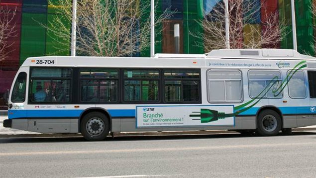 Un autobus à plancher bas de la STM