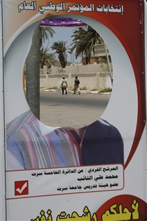 Une affiche électorale « défigurée » à Syrte, le 6 juillet 2012
