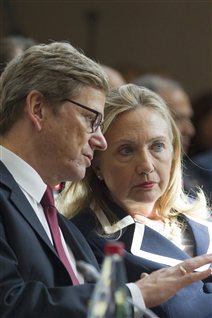 La secrétaire d'État américaine Hillary Clinton et le ministre allemand des Affaires étrangères, Guido Westerwelle.