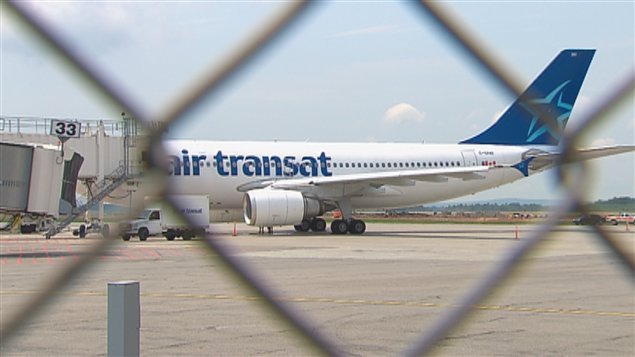 =Des passagers de deux vols internationaux d'Air Transat ont attendu six heures dans un premier avion et près de cinq heures dans le deuxième appareil au mois de juillet après leurs atterrissages à l'aéroport d'Ottawa Passagers d'Air Transat prisonniers de leurs avions : les voyageurs et l'aéroport fustigent la compagnie