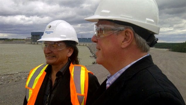 Le chef de la Première Nation Nisichawayasihk, Jerry Primrose (à gauche), en compagnie du premier ministre manitobain, Greg Selinger (à droite), lors de l'ouverture officielle jeudi du barrage Wuskwatim dans le nord de la province.