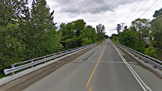 Le pont de l'avenue du Cheval Blanc, dans le secteur de Gatineau.