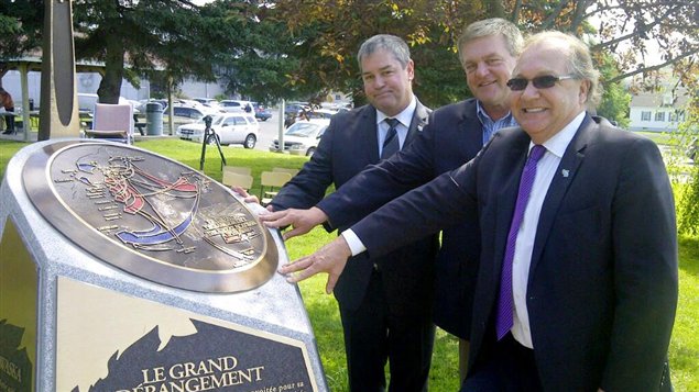 Le ministre de la Santé et des Services sociaux du Québec Yves Bolduc, le premier ministre du N.-B. David Alward et le député fédéral de Madawaska-Restigouche Bernard Valcourt