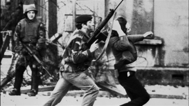 Un soldat britannique pousse un manifestant catholique à Londonderry le 30 janvier 1972.