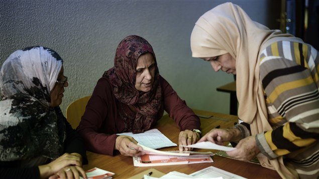 La veille des élections législatives du 7 juillet 2012, des femmes vérifient le matériel électoral à Tripoli