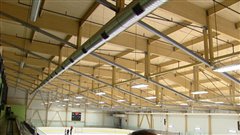 Le plafond en bois de l'aréna